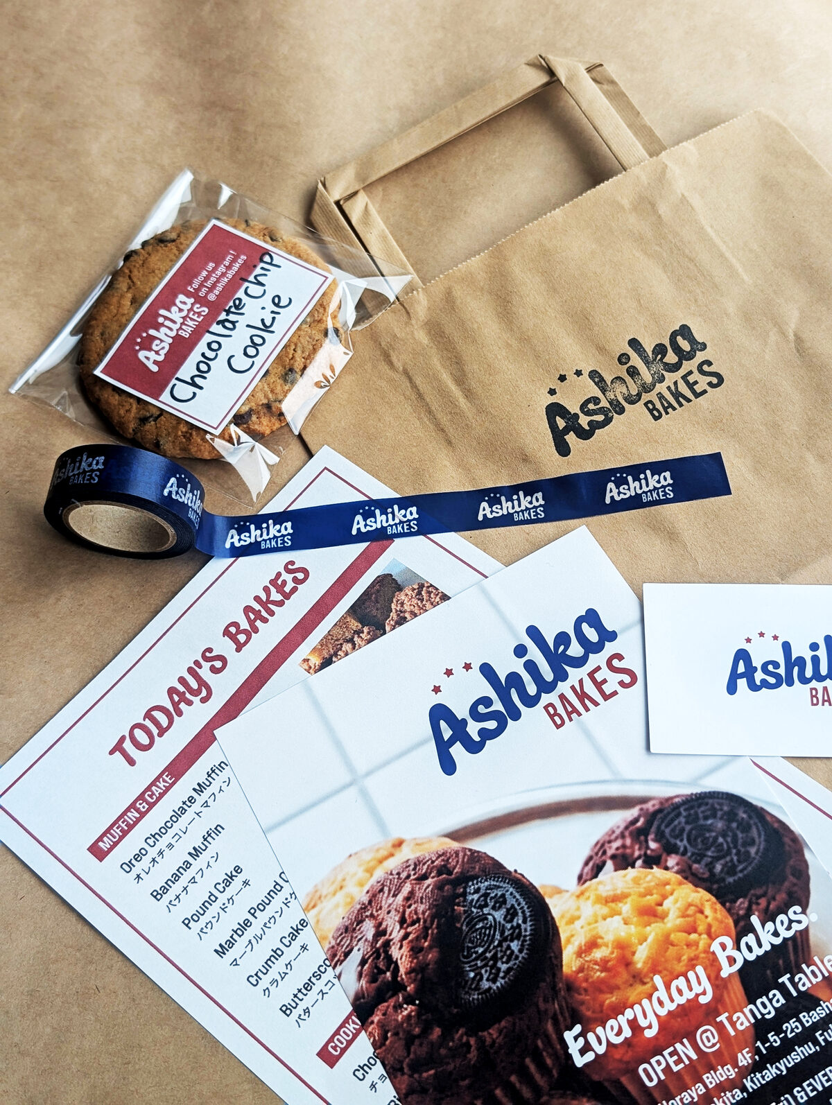 Ashika BAKESの紙袋とラッピングした焼き菓子